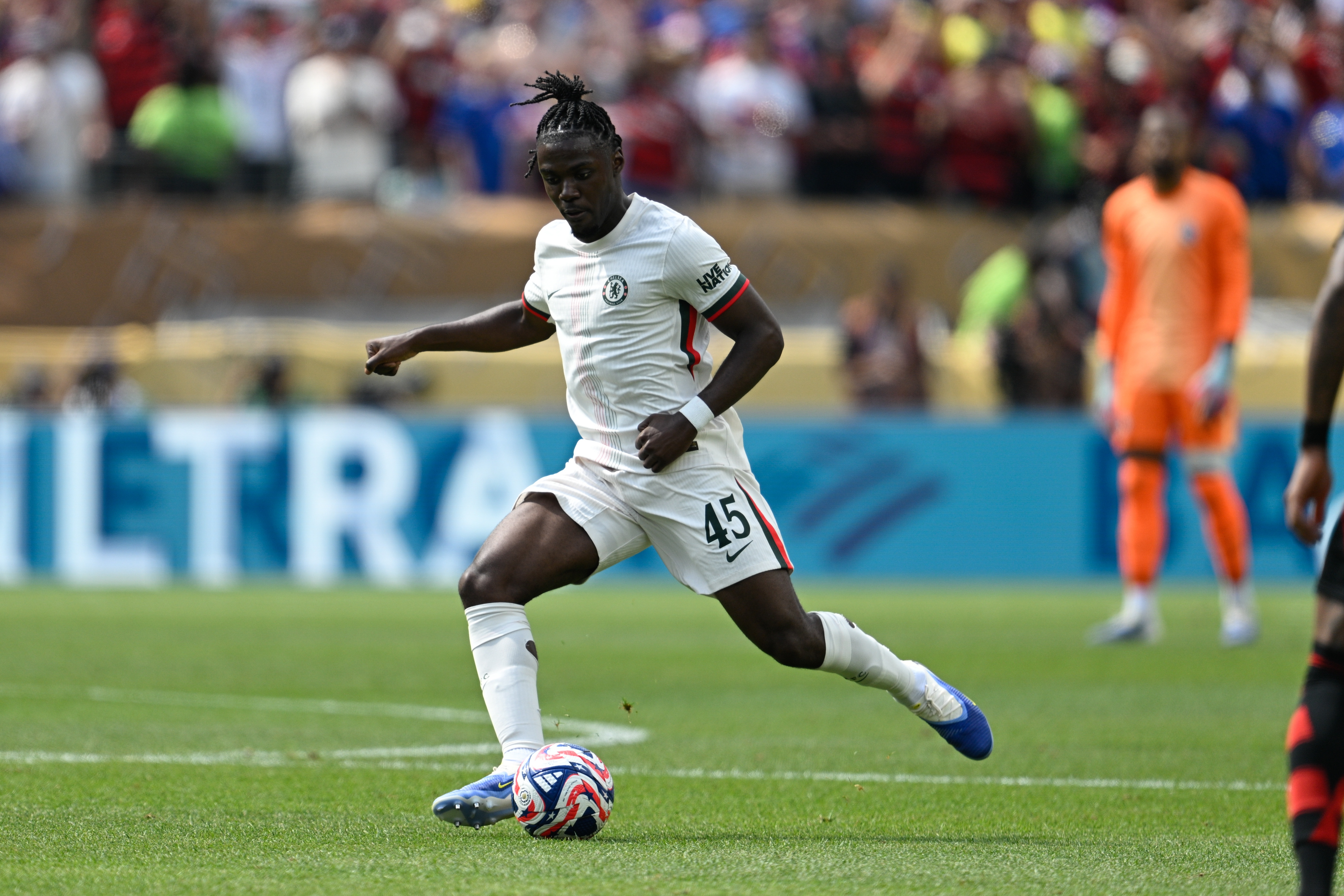 华体会官网-6210万玻璃人！22岁拉维亚加盟切尔西后9次受伤，2年半仅出场30次