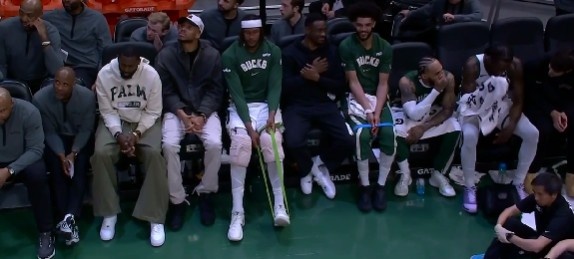 高兴不起来！雄鹿领先20+ 字母哥与众球员在替补席不见笑意